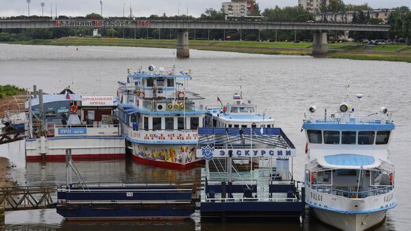 Туристические корабли на реке Волхов в Великом Новгороде. Архивное фото