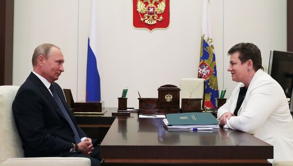 Владимир Путин и губернатор Владимирской области Светлана Орлова во время встречи. 16 августа 2018