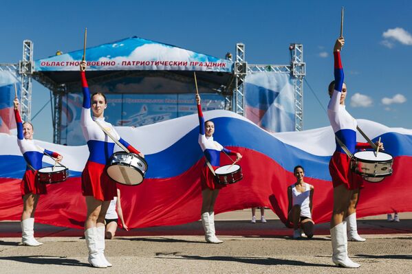 Барабанщицы на открытии военно-патриотического праздника Открытое небо в Иванове