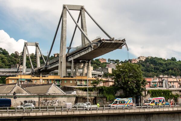 На месте обрушения автомобильного моста Моранди в Генуе