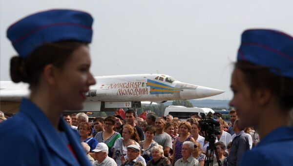 Зрители во время выкатки для наземных и летных испытаний модернизированного бомбардировщика Ту-22М3М  в Казани
