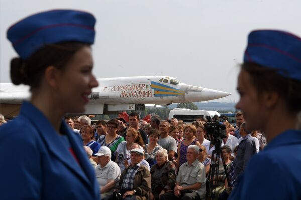 Зрители во время выкатки для наземных и летных испытаний модернизированного бомбардировщика Ту-22М3М  в Казани