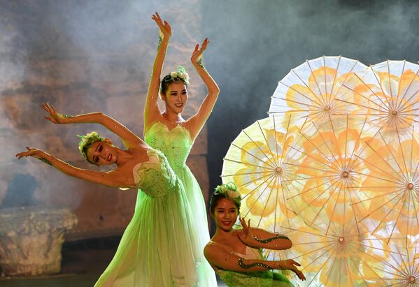 Китайские танцоры выступают на Международном фестивале Карфагена в Тунисе