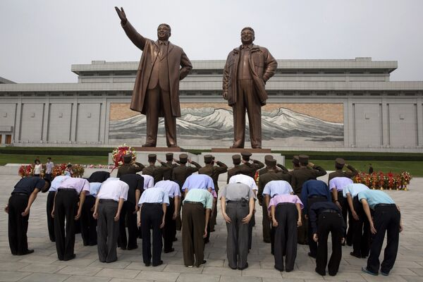 Северокорейские солдаты у монумента лидерам Ким Ир Сену и Ким Чен Иру