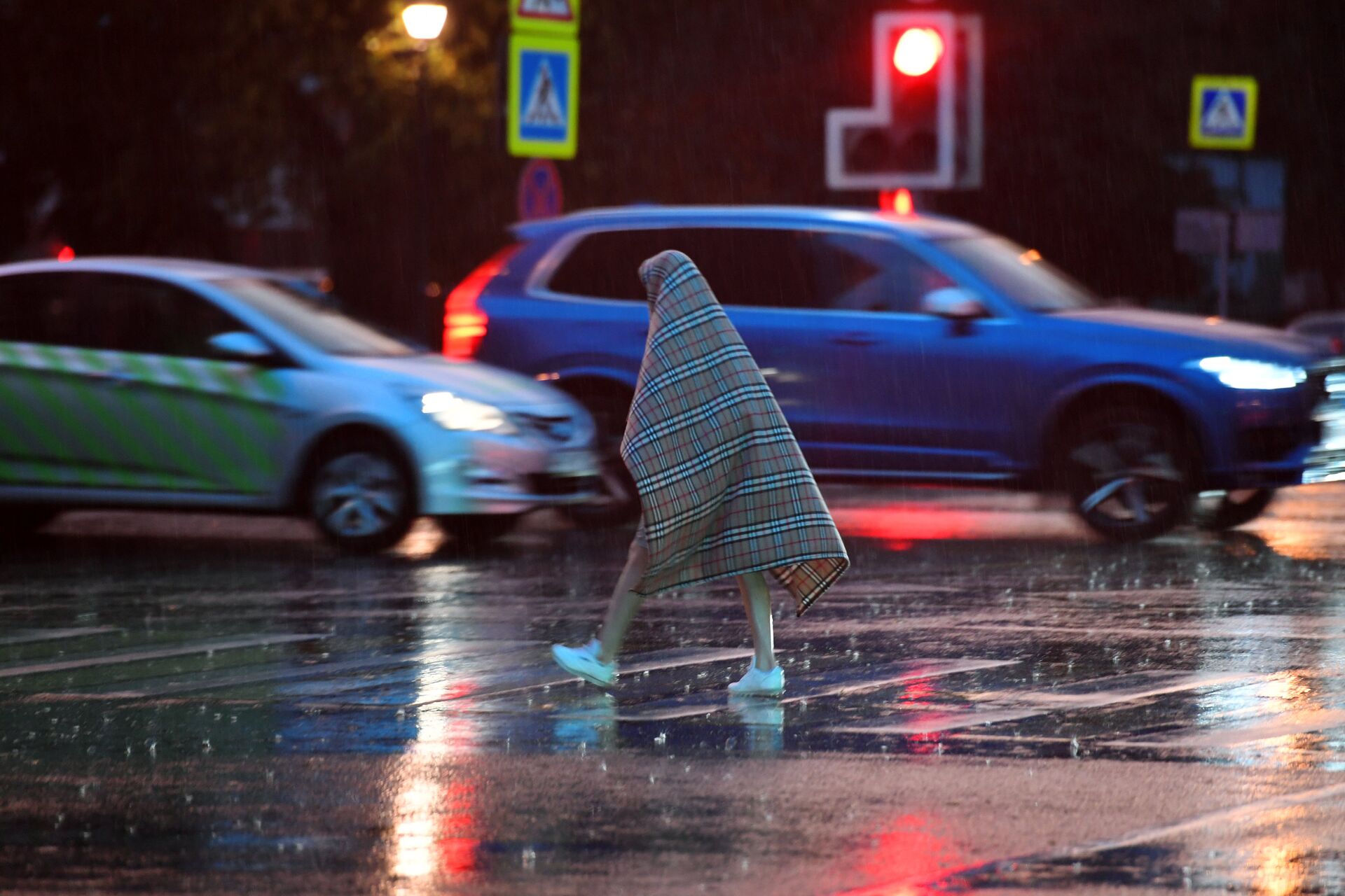 Прохожий переходит дорогу во время дождя в Москве - РИА Новости, 1920, 20.09.2021