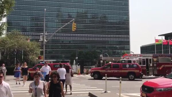 Мойщики окон «вызвали» пожарных в ООН. Кадры с места происшествия в Нью-Йорке