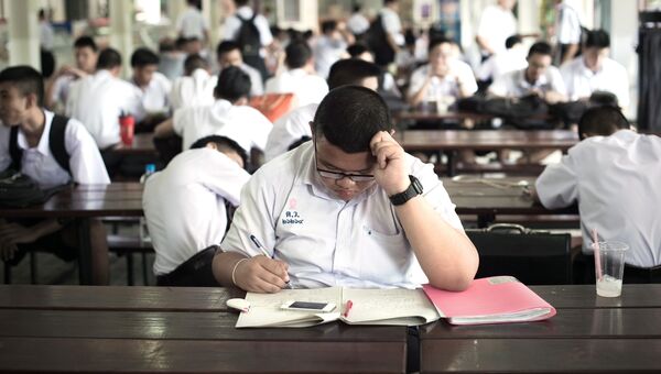 Учащийся средней школы в районе Чайнатауна в Бангкоке. Архивное фото