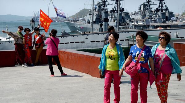Туристы из Китая на Корабельной набережной во Владивостоке
