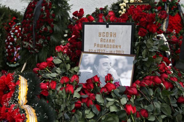 Траурные венки у могилы криминального авторитета Аслана Усояна на Хованском кладбище Траурные венки у могилы криминального авторитета Аслана Усояна на Хованском кладбище