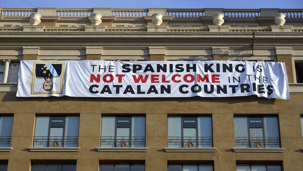 Плакат, направленный против главы государства Фелипе VI, на площади Каталонии в Барселоне. 17 августа 2018