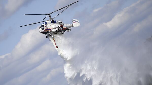 Пожарно-спасательный вертолет Ка-32А на показательном тушении пожара