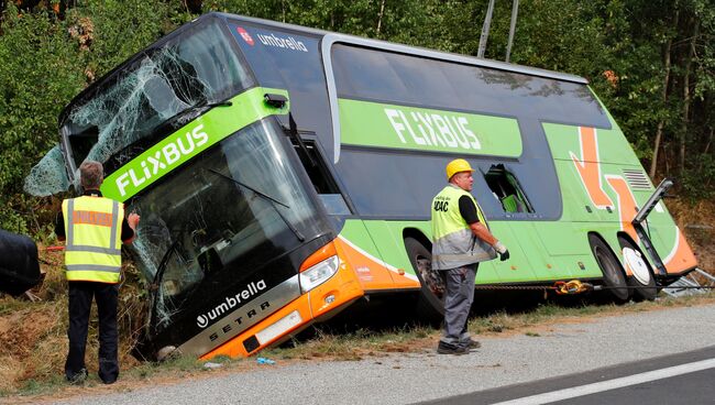 Автобус компании Flixbus на обочине трассы A19, Германия. 17 августа 2018