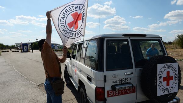 Автомобиль Красного Креста на востоке Украины. Архивное фото