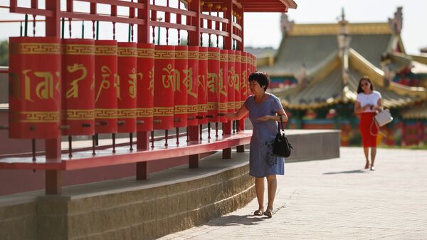 Молитвенные барабаны кюрде, расположенные вокруг Центрального хурула (буддийского храма) Золотая обитель Будды Шакьямуни в городе Элисте