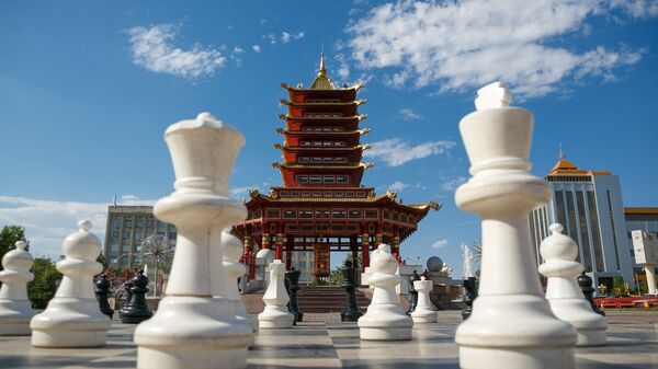 Пагода Семи Дней на центральной площади города Элисты. На первом плане - уличные шахматы