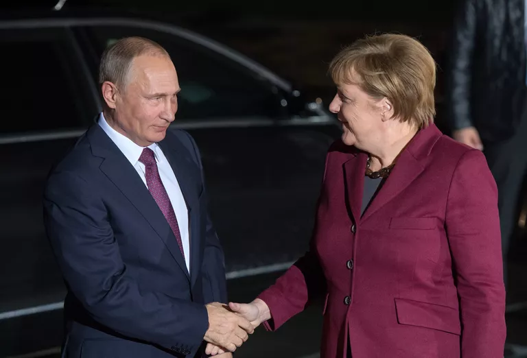 Президент РФ Владимир Путин и канцлер Германии Ангела Меркель перед началом переговоров лидеров стран нормандской четверки в Берлине . 19 октября 2016 Президент РФ Владимир Путин и канцлер Германии Ангела Меркель перед началом переговоров лидеров стран нормандской четверки в Берлине . 19 октября 2016