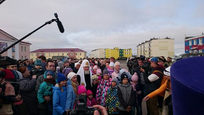 Дети на Новой Земле подарили впервые прилетевшему на архипелаг патриарху Кириллу полевые ромашки и пообщались с предстоятелем РПЦ