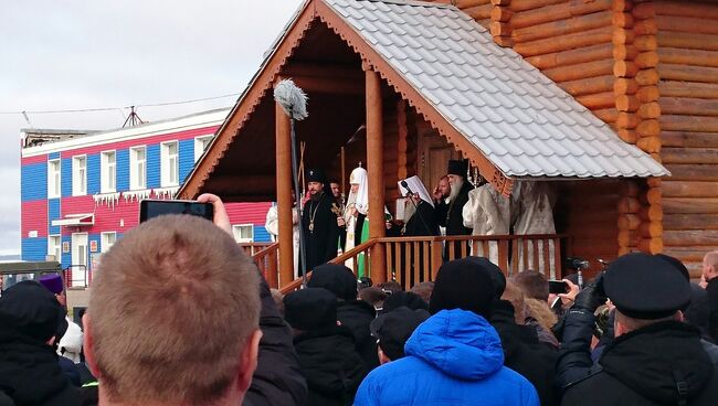 Патриах Кирилл совершил молебен в Никольском храме в поселке Белушья Губа на Новой Земле