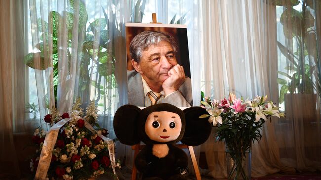 Портрет писателя Эдуарда Успенского и игрушка Чебурашка. Архивное фото