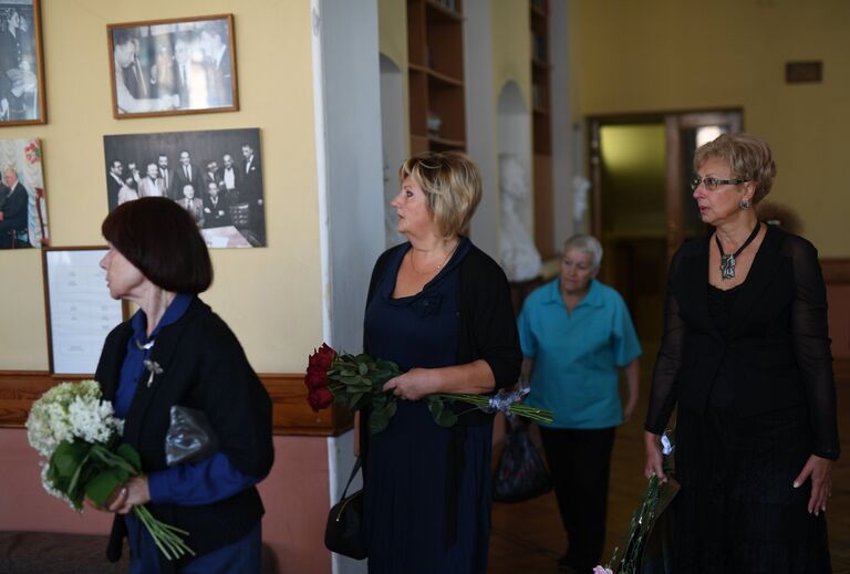 Люди идут с цветами на церемонию прощания с писателем Эдуардом Успенским в Центральном доме литераторов. 18 августа 2018