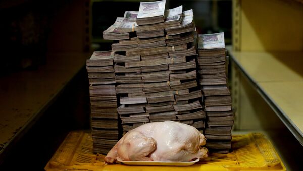 14 600 000 венесуэльских боливаров, которые равны 2,22 долларам в сравнении с 2,4-колограммовой куриной тушкой