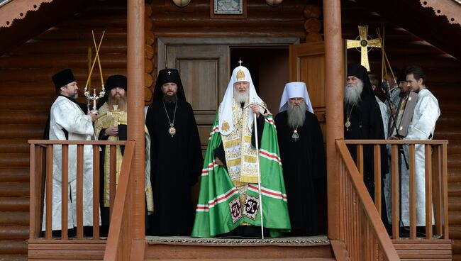 Патриарх Московский и всея Руси Кирилл после богослужения в Свято-Никольском храме в поселке Белушья Губа на архипелаге Новая Земля