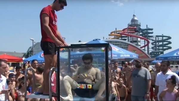 Мировой рекорд по сборке кубика Рубика под водой