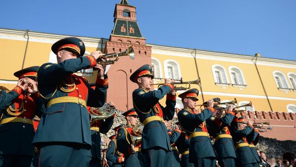Выступление оркестра у Итальянского грота в Александровском саду в Москве в рамках программы Военные оркестры в парках. 18 августа 2018