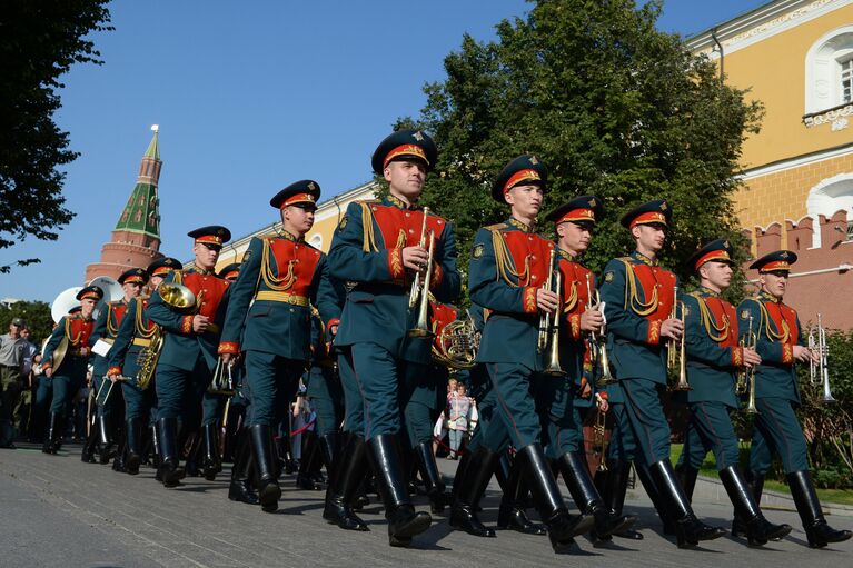 Оркестр перед выступлением у Итальянского грота в Александровском саду в Москве в рамках программы Военные оркестры в парках. 18 августа 2018