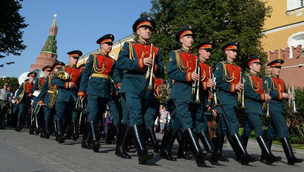 Оркестр перед выступлением у Итальянского грота в Александровском саду в Москве в рамках программы Военные оркестры в парках. 18 августа 2018