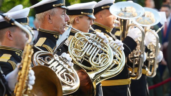 Выступление оркестра у Итальянского грота в Александровском саду в Москве в рамках программы Военные оркестры в парках. 18 августа 2018
