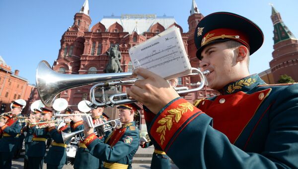Выступление оркестра у памятника маршалу Георгию Жукову на Манежной площади в Москве в рамках программы Военные оркестры в парках. 18 августа 2018