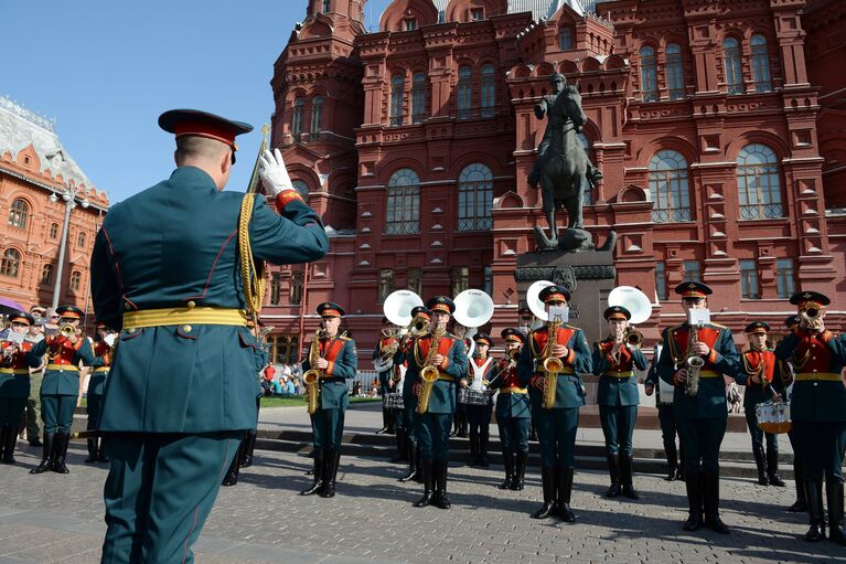 Выступление оркестра у памятника маршалу Георгию Жукову на Манежной площади в Москве в рамках программы Военные оркестры в парках. 18 августа 2018