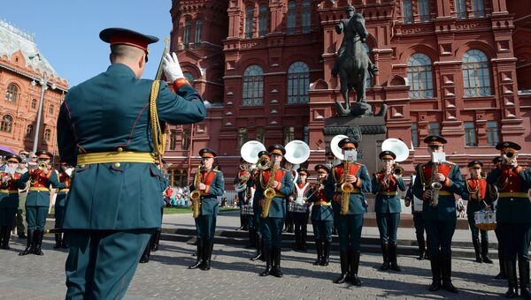 Выступление оркестра у памятника маршалу Георгию Жукову на Манежной площади в Москве в рамках программы Военные оркестры в парках. 18 августа 2018