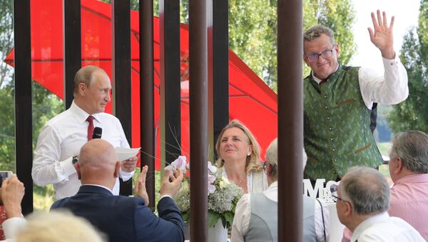 Президент РФ Владимир Путин на свадьбе министра иностранных дел Австрии Карин Кнайсль и финансиста Вольфганга Майлингера