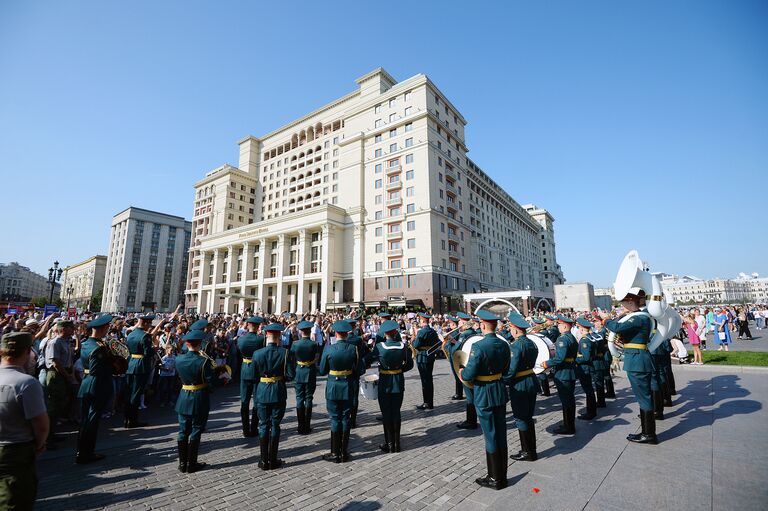 Выступление оркестра у памятника маршалу Георгию Жукову на Манежной площади в Москве в рамках программы Военные оркестры в парках