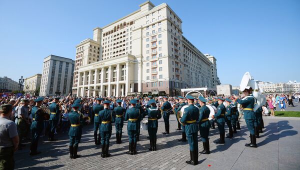 Выступление оркестра у памятника маршалу Георгию Жукову на Манежной площади в Москве в рамках программы Военные оркестры в парках