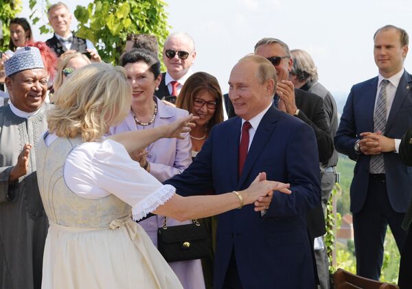 Президент РФ Владимир Путин танцует с министром иностранных дел Австрии Карин Кнайсль на ее свадьбе. 18 августа 2018