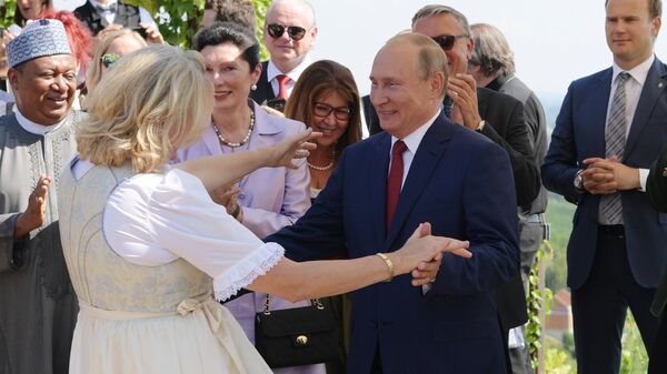 Президент РФ Владимир Путин танцует с министром иностранных дел Австрии Карин Кнайсль на ее свадьбе. 18 августа 2018