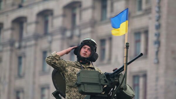 Военнослужащий на репетиции военного парада в Киеве