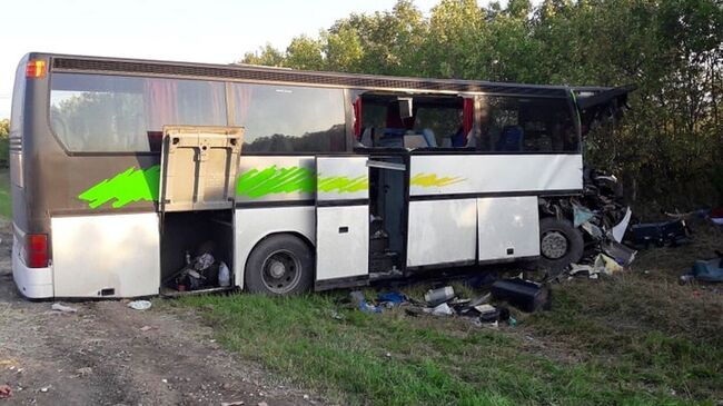 На месте ДТП с участием автобуса и КамАЗа в Андроповском районе Ставропольского края. 19 августа 2018