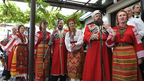Хор донских казаков выступает на свадьбе Министра иностранных дел Австрии Карин Кнайсль в австрийском городе Гамлиц. 18 августа 2018