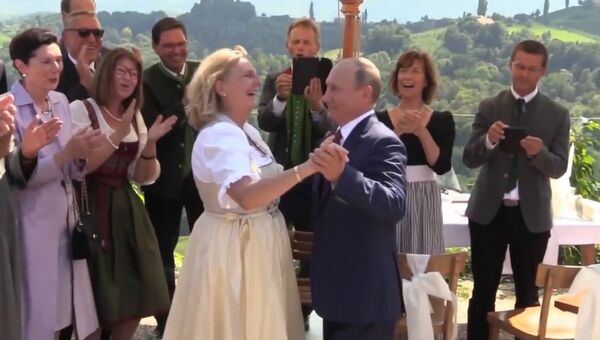 Танец с невестой и тост на немецком. Путин на свадьбе главы МИД Австрии Кнайсль