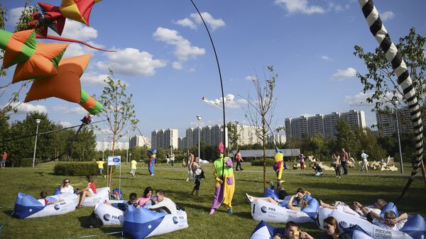 Жители Москвы и гости столицы в Братеевском каскадном парке Москвы, где проходит фестиваль фейерверков Ростех