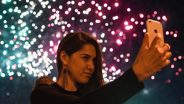 Девушка на международном фестивале фейерверков Ростех в Братеевском каскадном парке в Москве