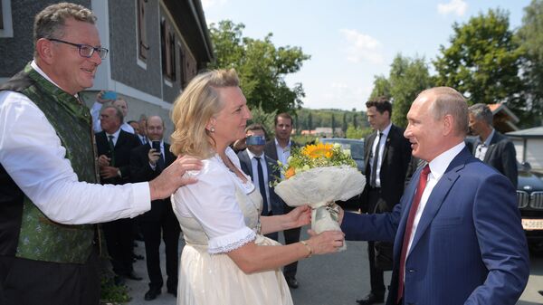 Президент РФ Владимир Путин дарит цветы министру иностранных дел Австрии Карин Кнайсль на ее свадьбе с финансистом Вольфгангом Майлингером