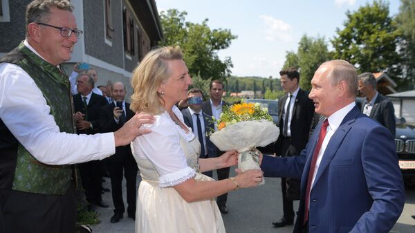 Президент РФ Владимир Путин дарит цветы министру иностранных дел Австрии Карин Кнайсль на ее свадьбе с финансистом Вольфгангом Майлингером