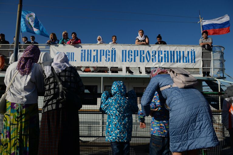 Церемония отправки в рейс духовно-просветительской и благотворительной миссии, корабля-церкви Святой апостол Андрей Первозванный от пристани Речного вокзала в Новосибирске