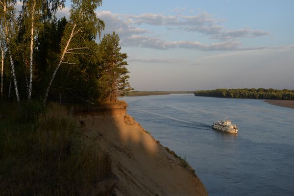 Корабль-церковь Святой апостол Андрей Первозванный идет по реке Обь в Новосибирской области