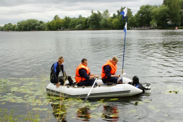 Водолазы в акватории Москвы-реки Водолазы в акватории Москвы-реки